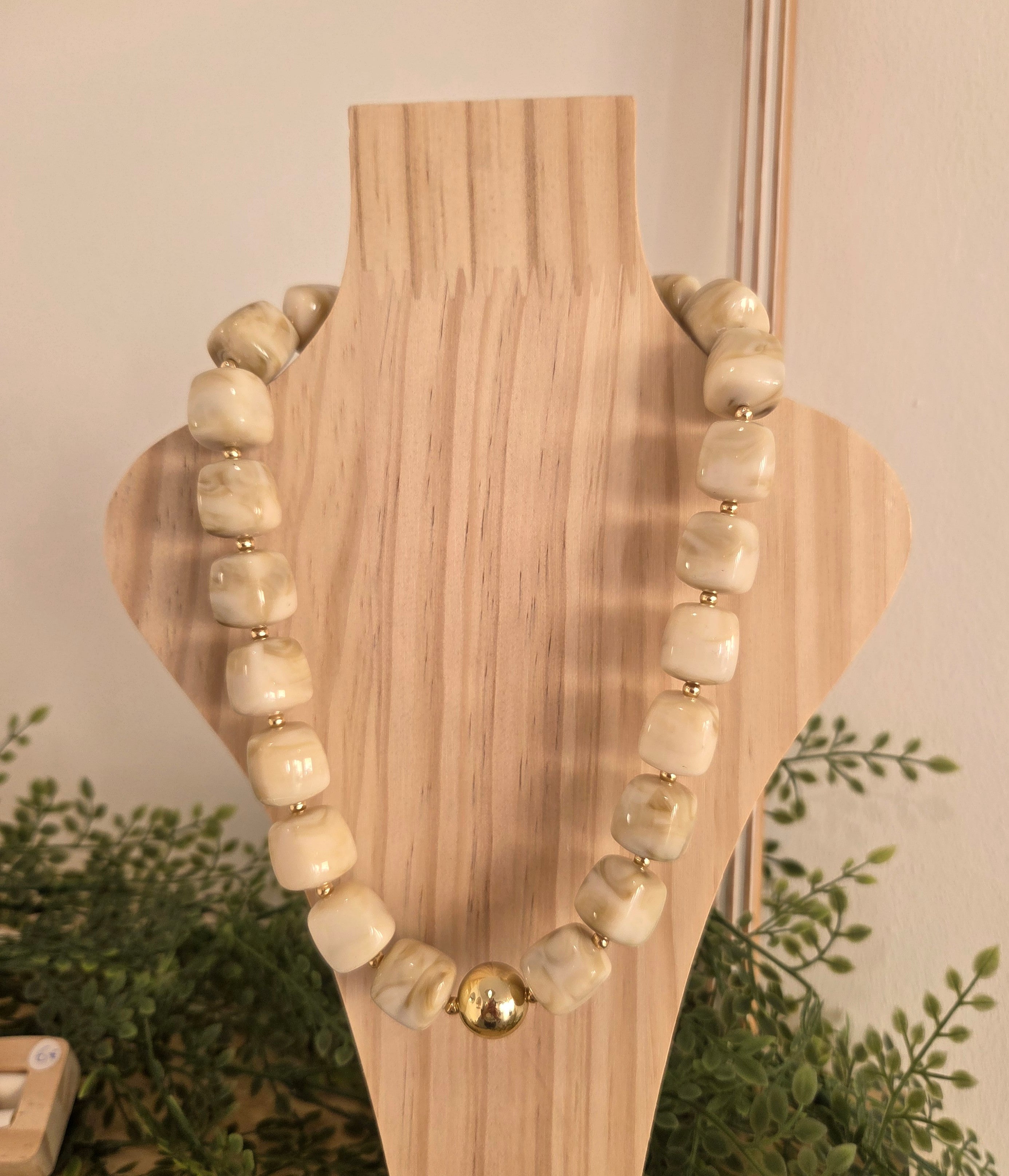 Collier Perles Résine Beiges & Perle Dorée Centrale