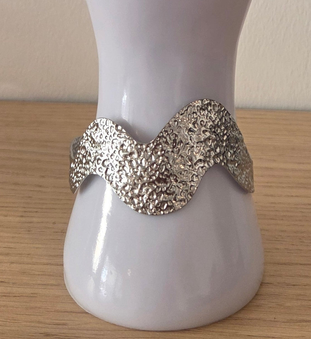 Bracelet Manchette Vague Martelée Argentée