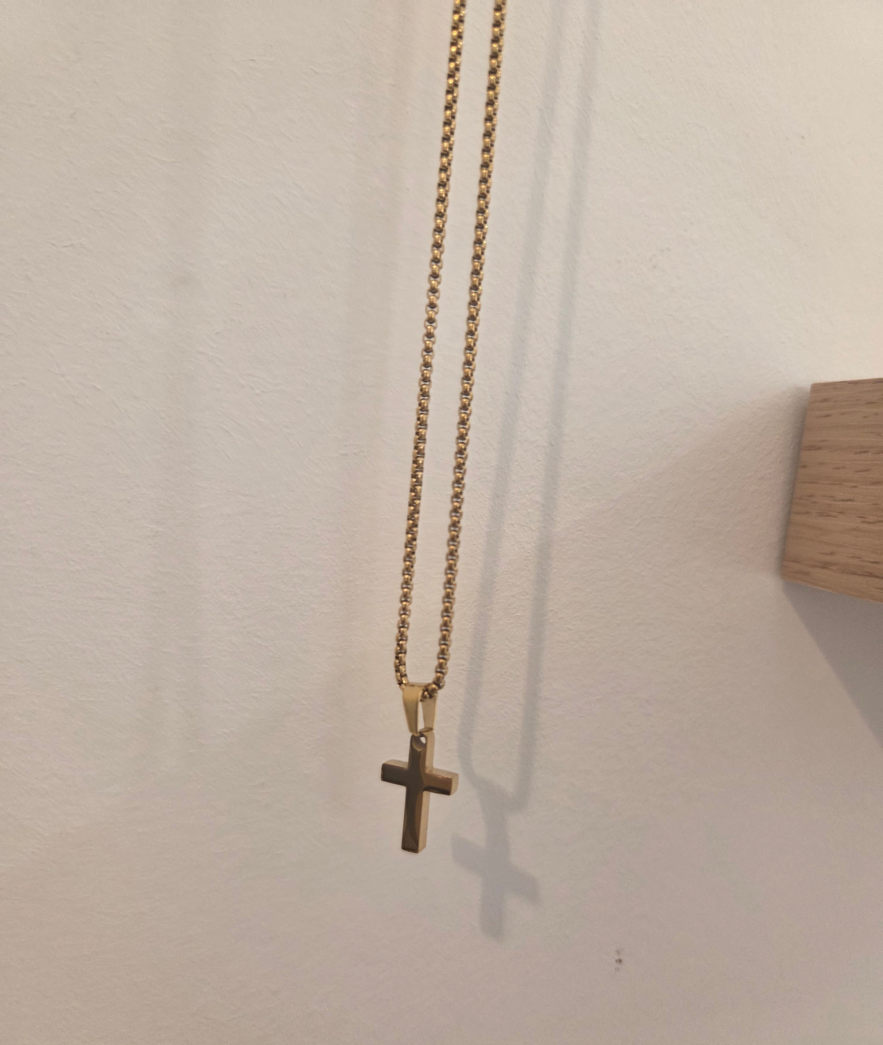 Collier Chaîne Croix Dorée — Acier Titane | 59 cm