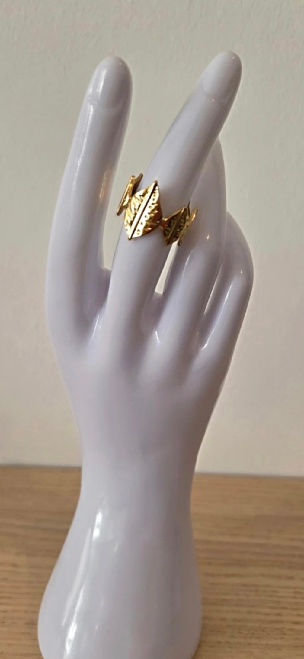 Bague Dorée Feuilles Ciselées — Réglable