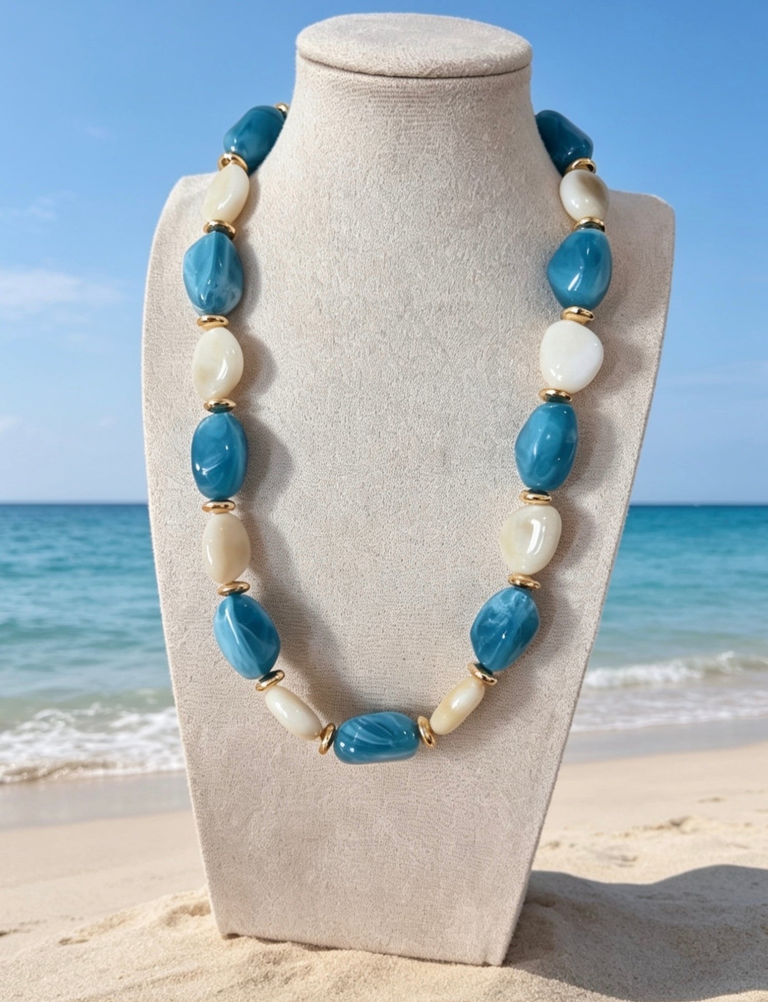 Collier résine perles turquoise et blanches – 42 cm + 6 cm extension