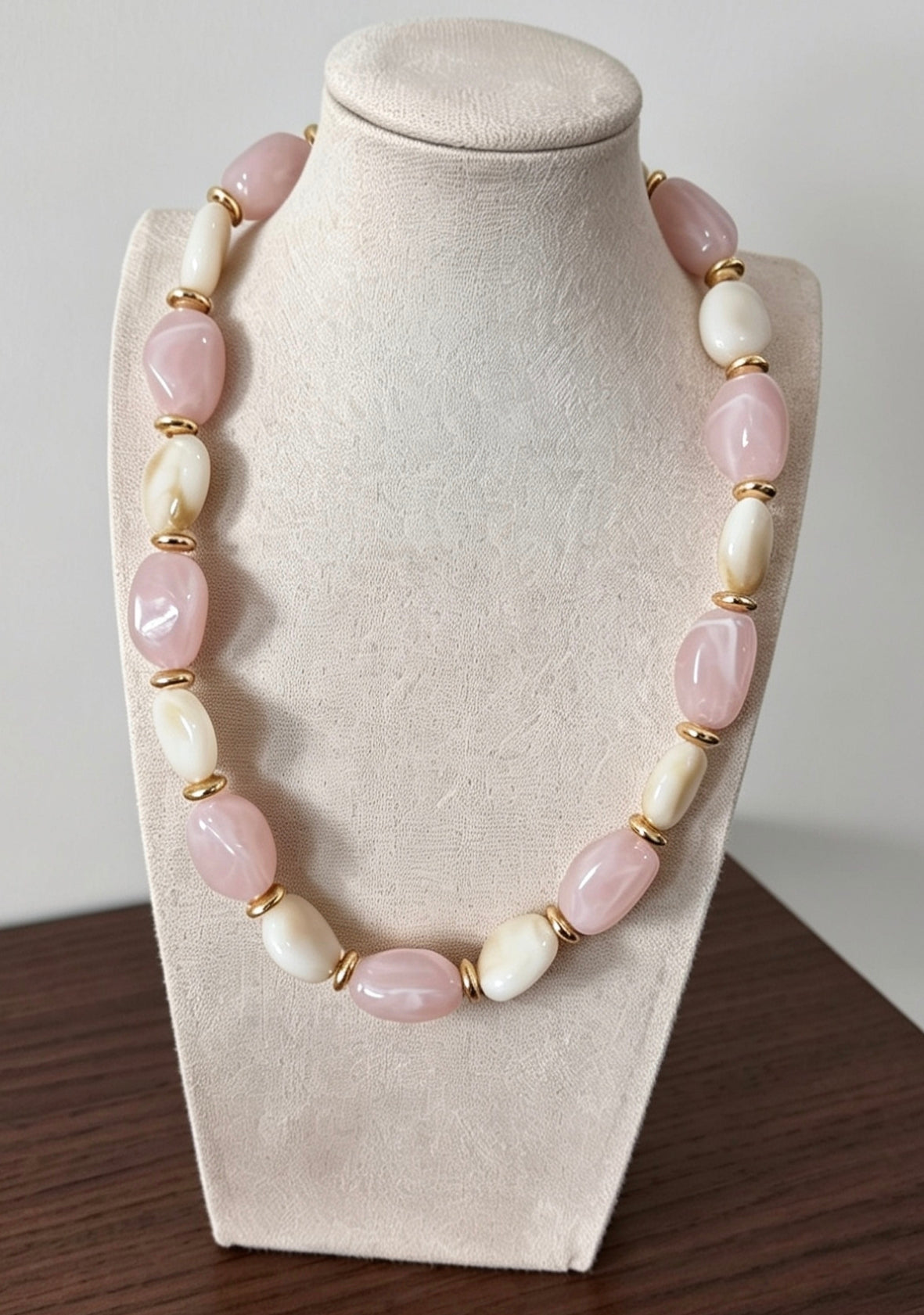 Collier résine perles roses et blanches – 42 cm + 6 cm extension