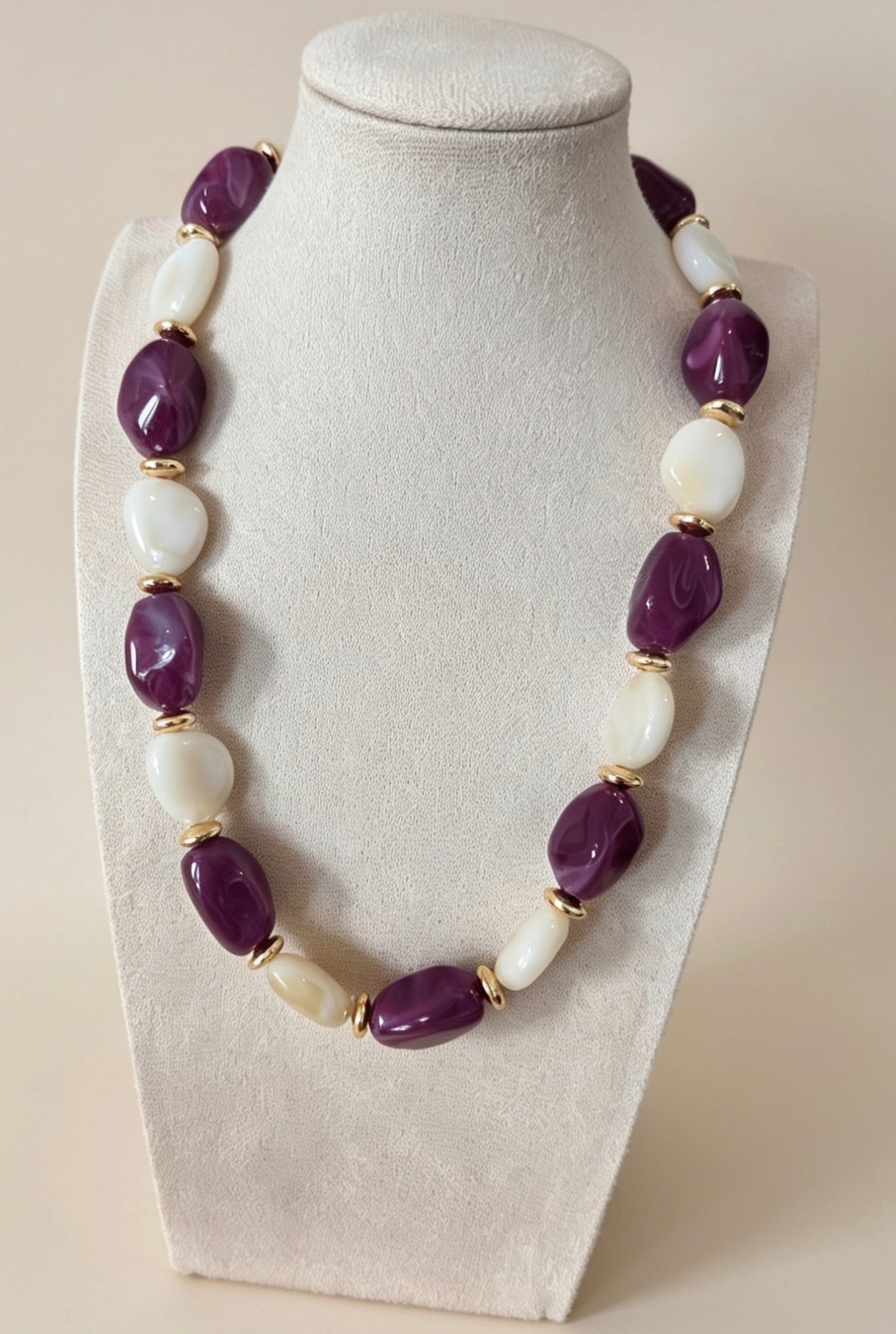Collier résine perles violettes et blanches – 42 cm + 6 cm extension