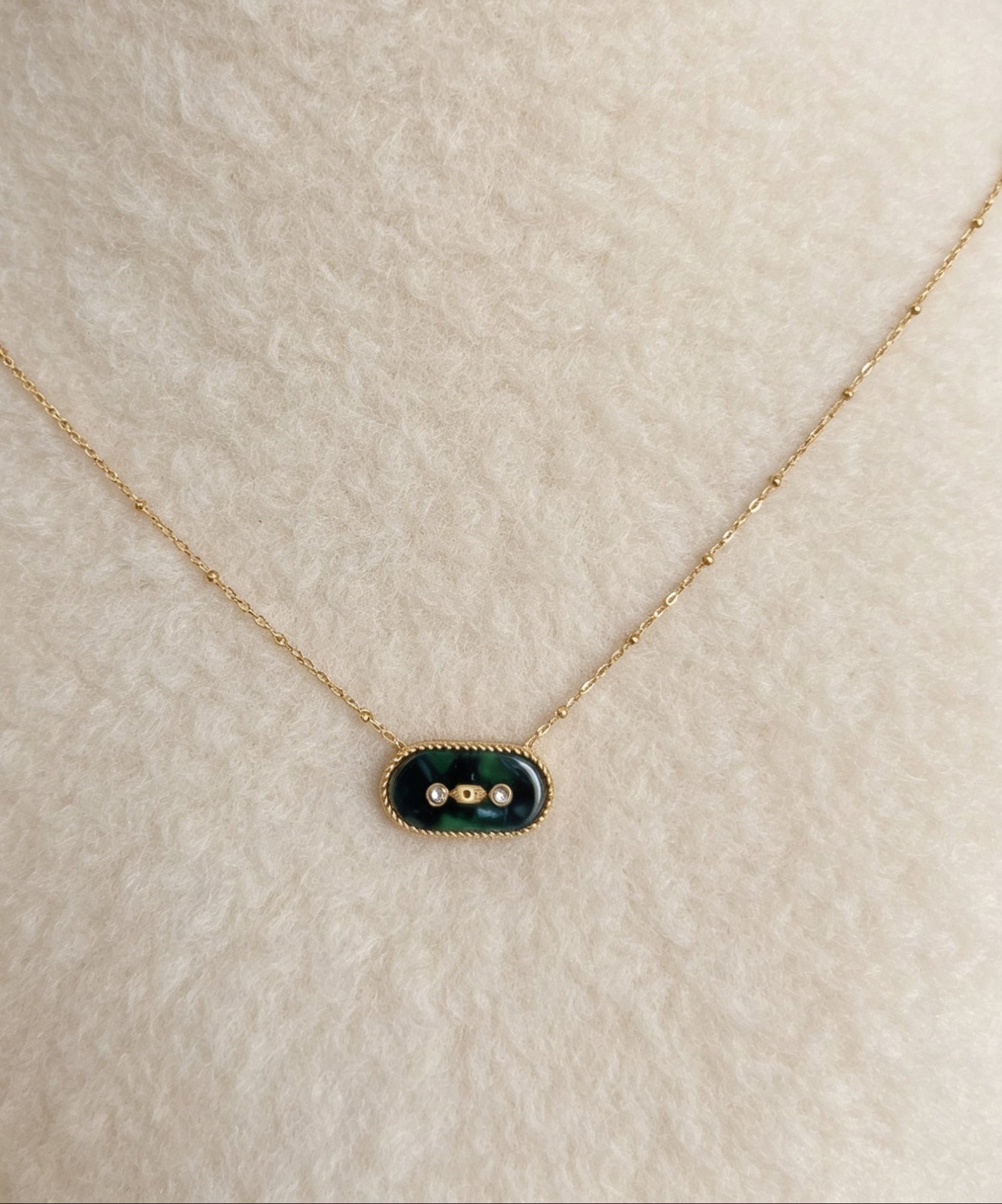 Collier pendentif ovale résine verte acier 316L – 40 cm + 5 cm extension
