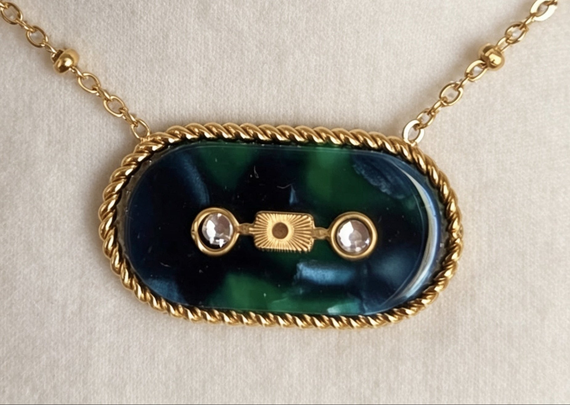 Collier pendentif ovale résine verte acier 316L – 40 cm + 5 cm extension