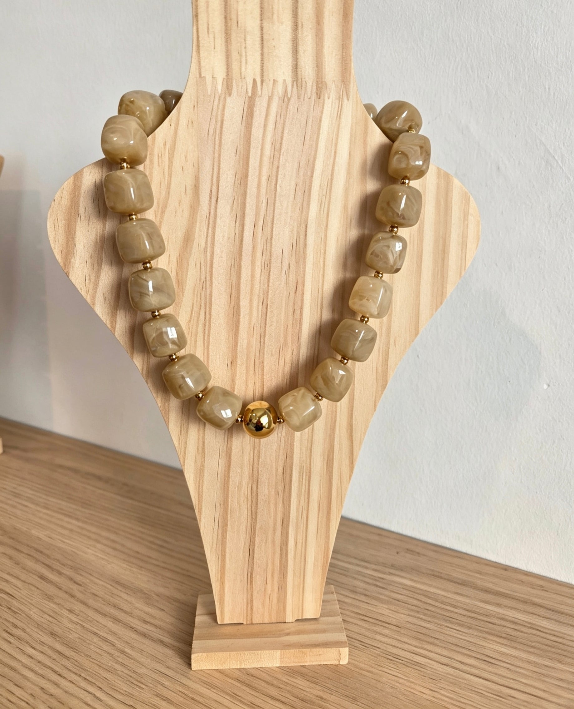 Collier Perles Résine Beige & Acier 304 – 40 cm
