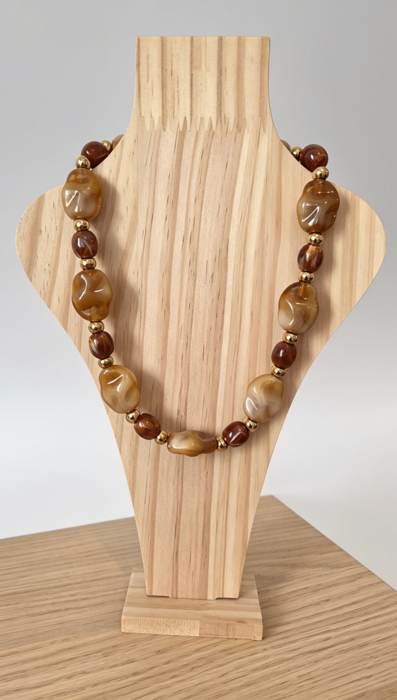 Collier Perles Résine Marbrées Caramel & Acier Titane – 44 cm