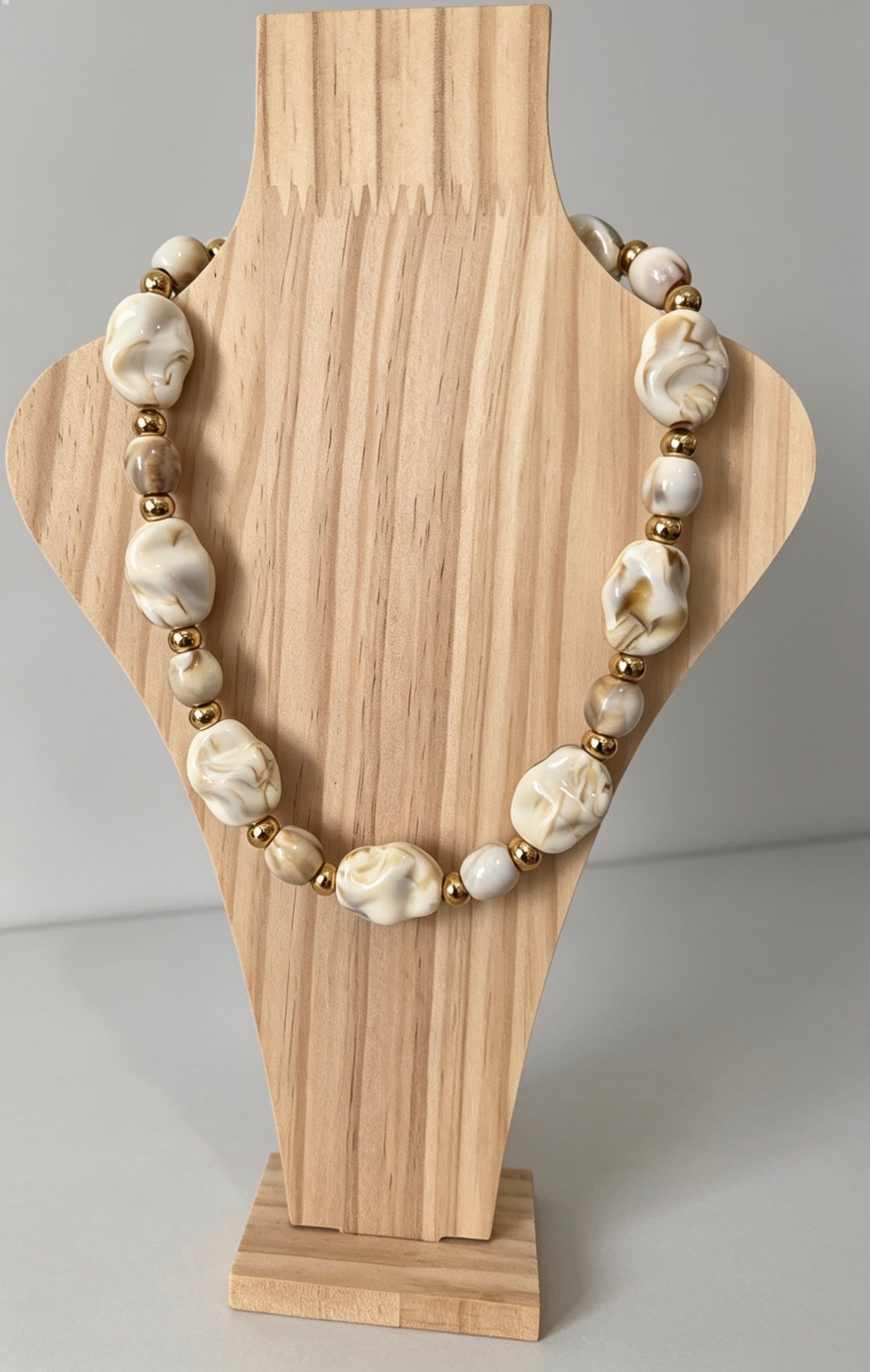 Collier Perles Résine Marbrées Blanc Crème & Acier Titane – 44 cm