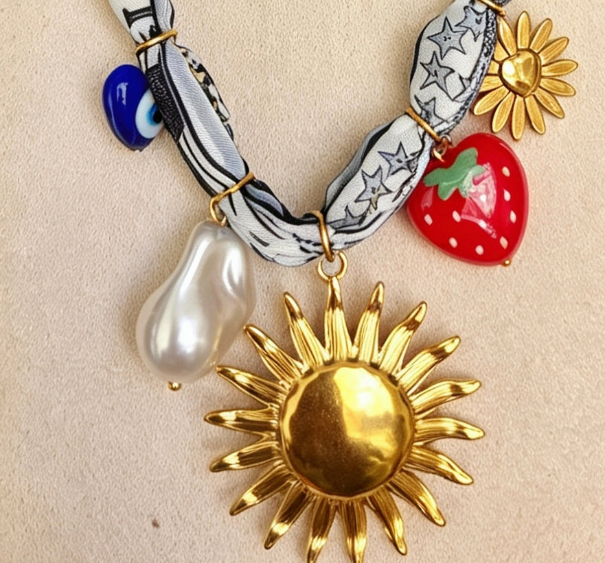 Collier Soleil & Charms  Fantaisie sur foulard