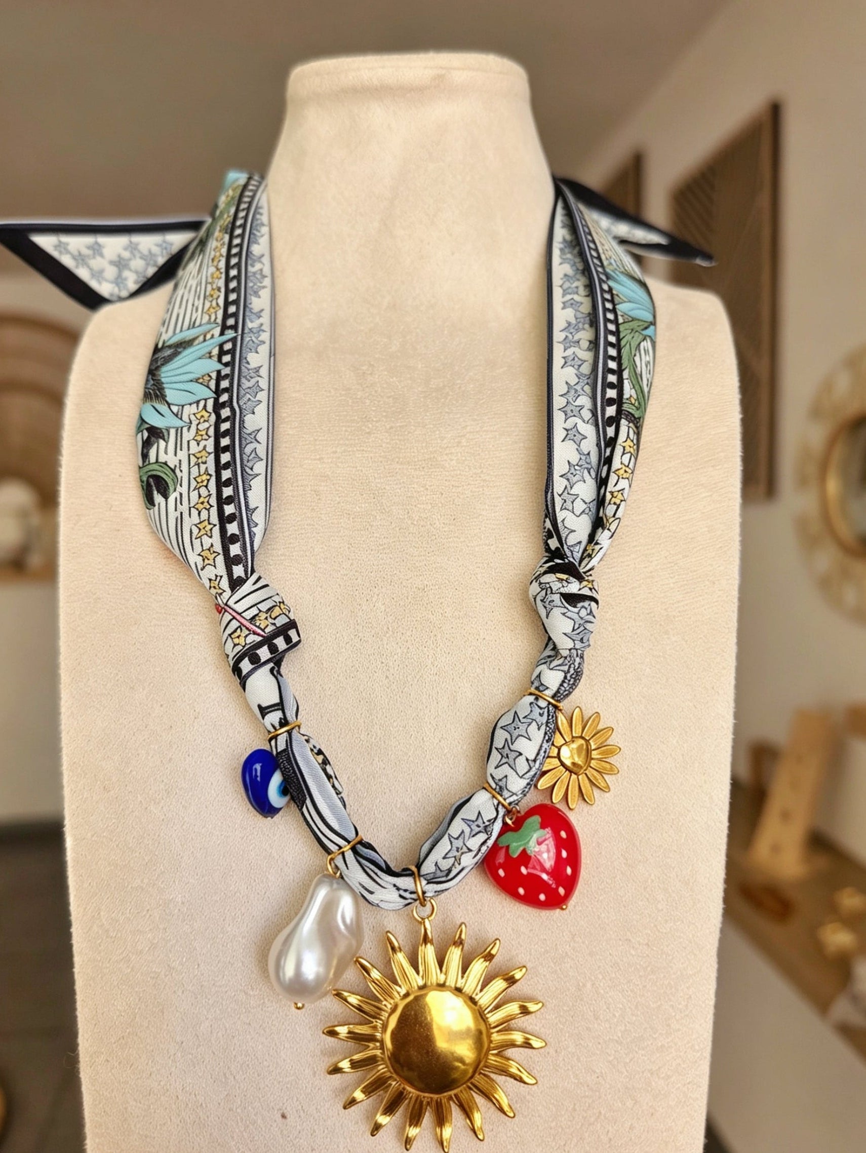 Collier Soleil & Charms  Fantaisie sur foulard