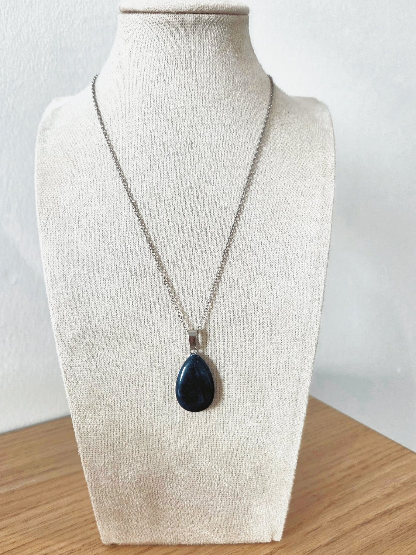 Collier Chaîne Argentée Acier Inoxydable 304 – Pendentif Goutte Lapis-Lazuli
